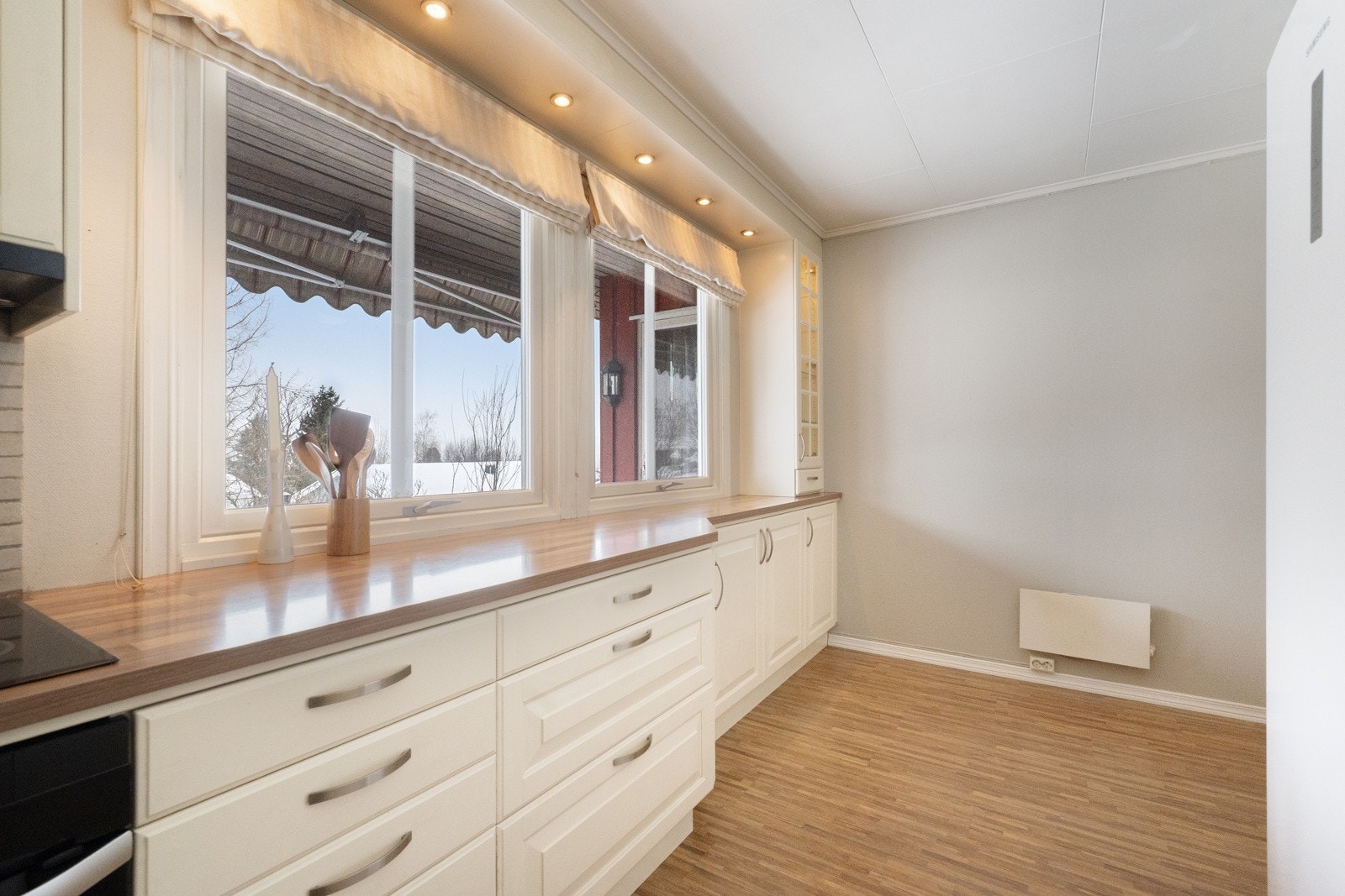 Downlights montert i kasse over benk gir god arbeidsbelysning. Galleribilde