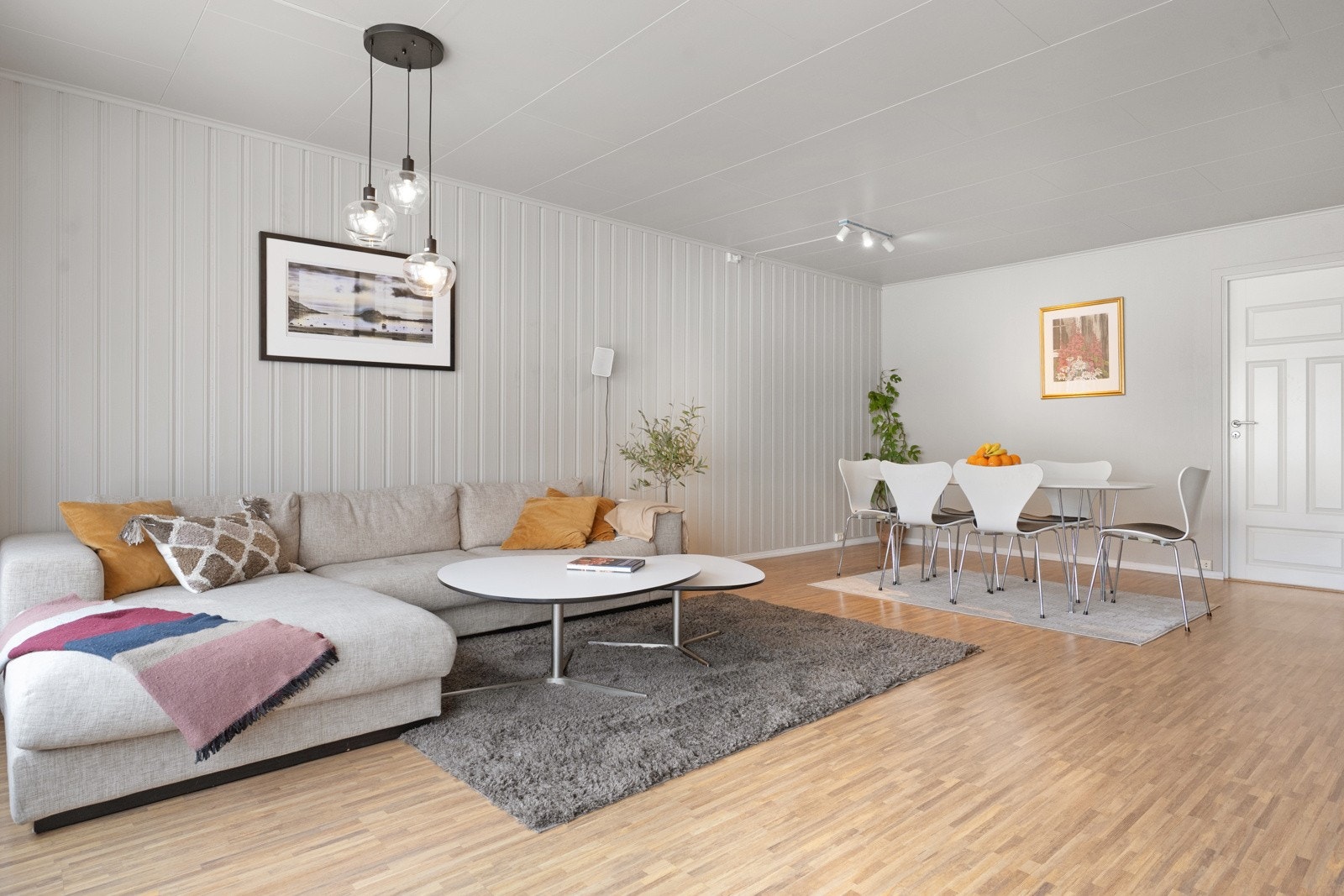 Store vindusflater slipper inn rikelig med naturlig lys og gir fin utsikt. Galleribilde