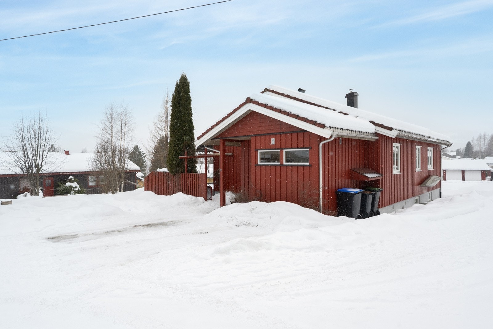 Rikt tilbud av fritidsaktiviteter i nærmiljøet og det er blant annet svømmebasseng og skøytebane i nærområdet. Galleribilde