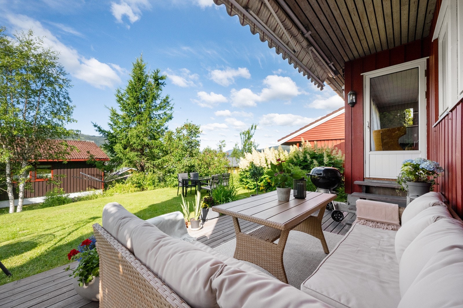 Elektrisk markise på veranda og utenfor kjøkkenvindu Galleribilde