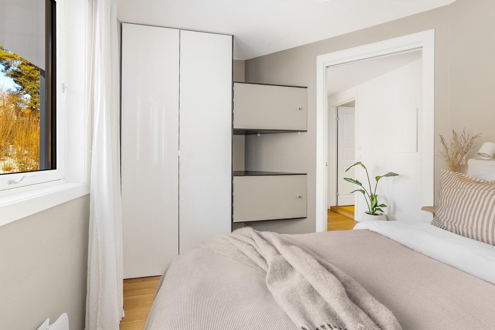 Dobbelt garderobeskap og plassbygget oppbevaring Galleribilde