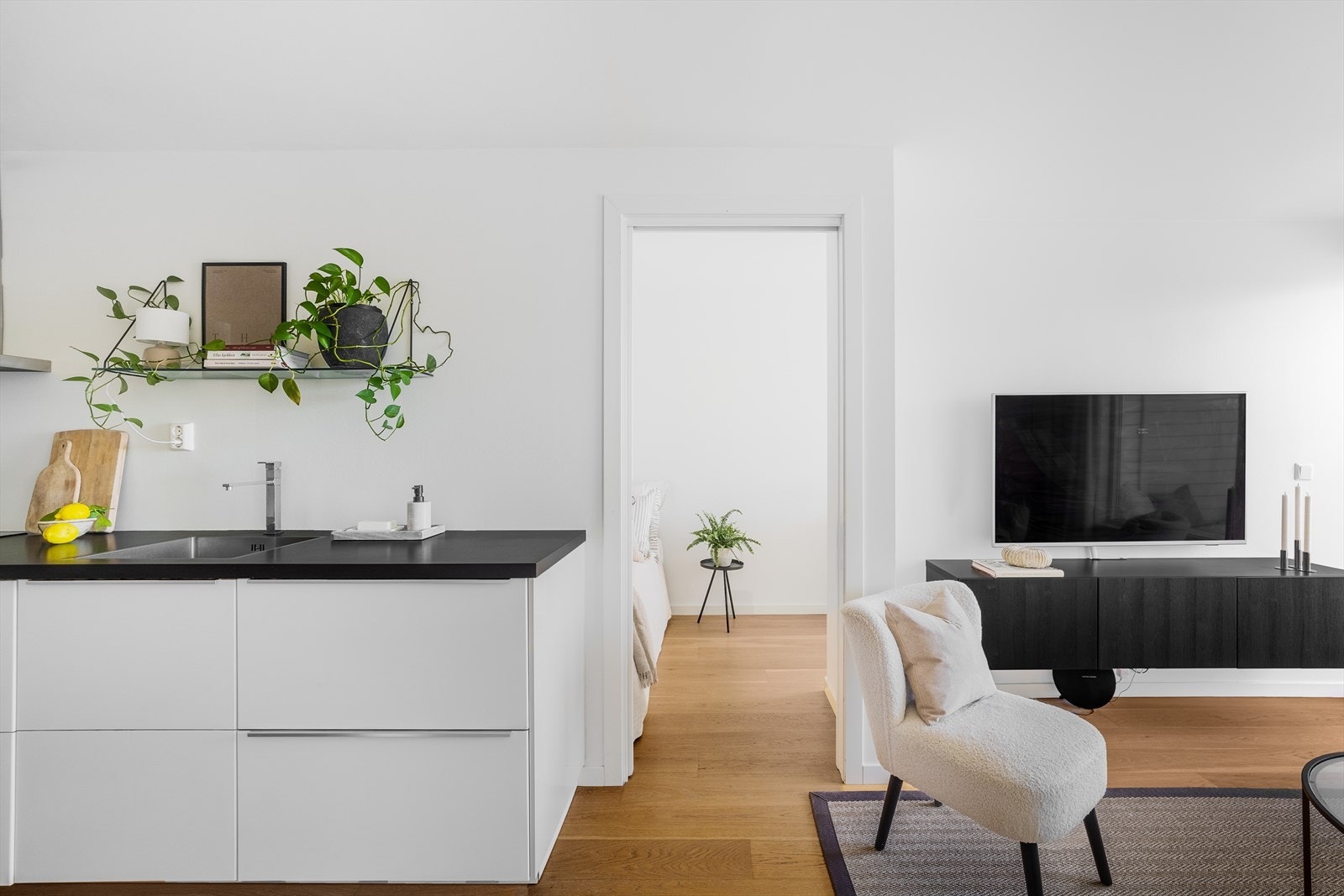 Leiligheten har en bod på balkong og disponerer en bod i på utsiden, foran garasjen. Galleribilde