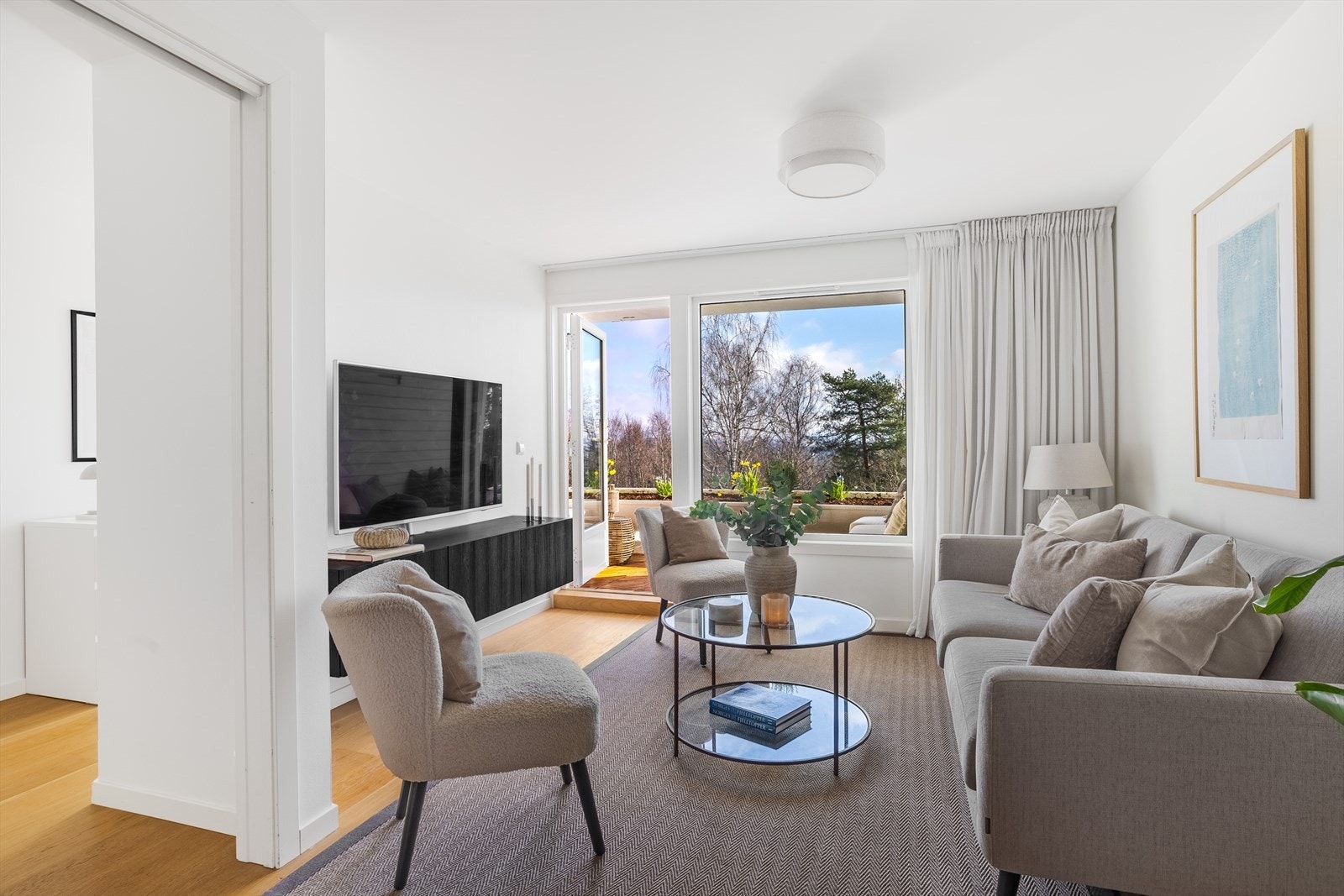 Praktisk planløsning kjøkken/spiseplass og stue i åpen løsning Galleribilde