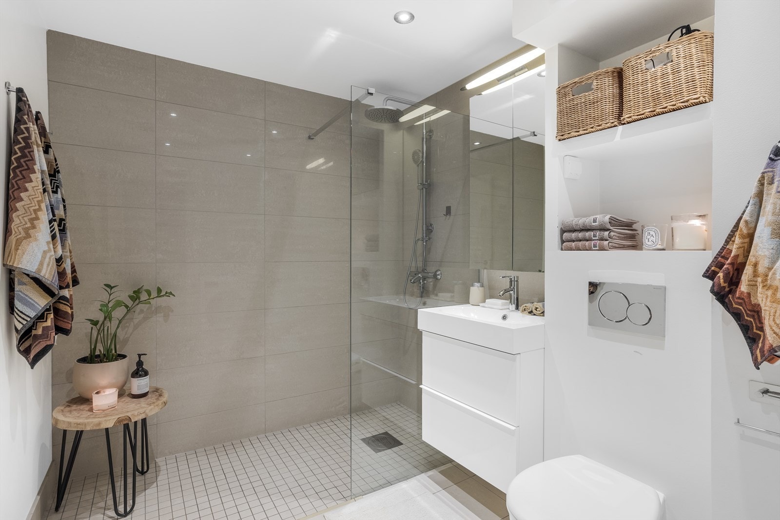 Flislagt og romslig bad/wc fra 2014 Galleribilde