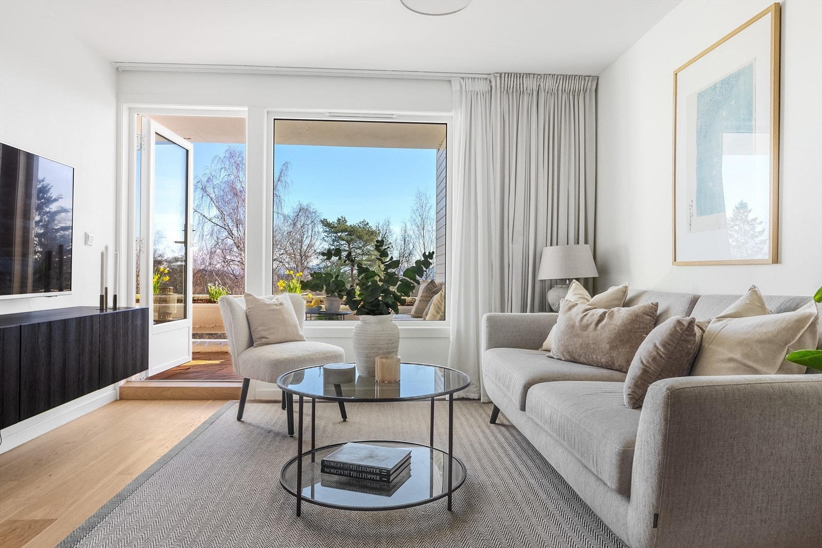 Fra stuen er det utgang til stor og usjenert balkong Galleribilde