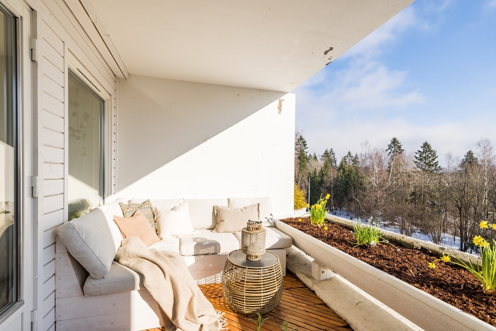 Balkongen vender mot rolig fellesareal, uten innsyn Galleribilde