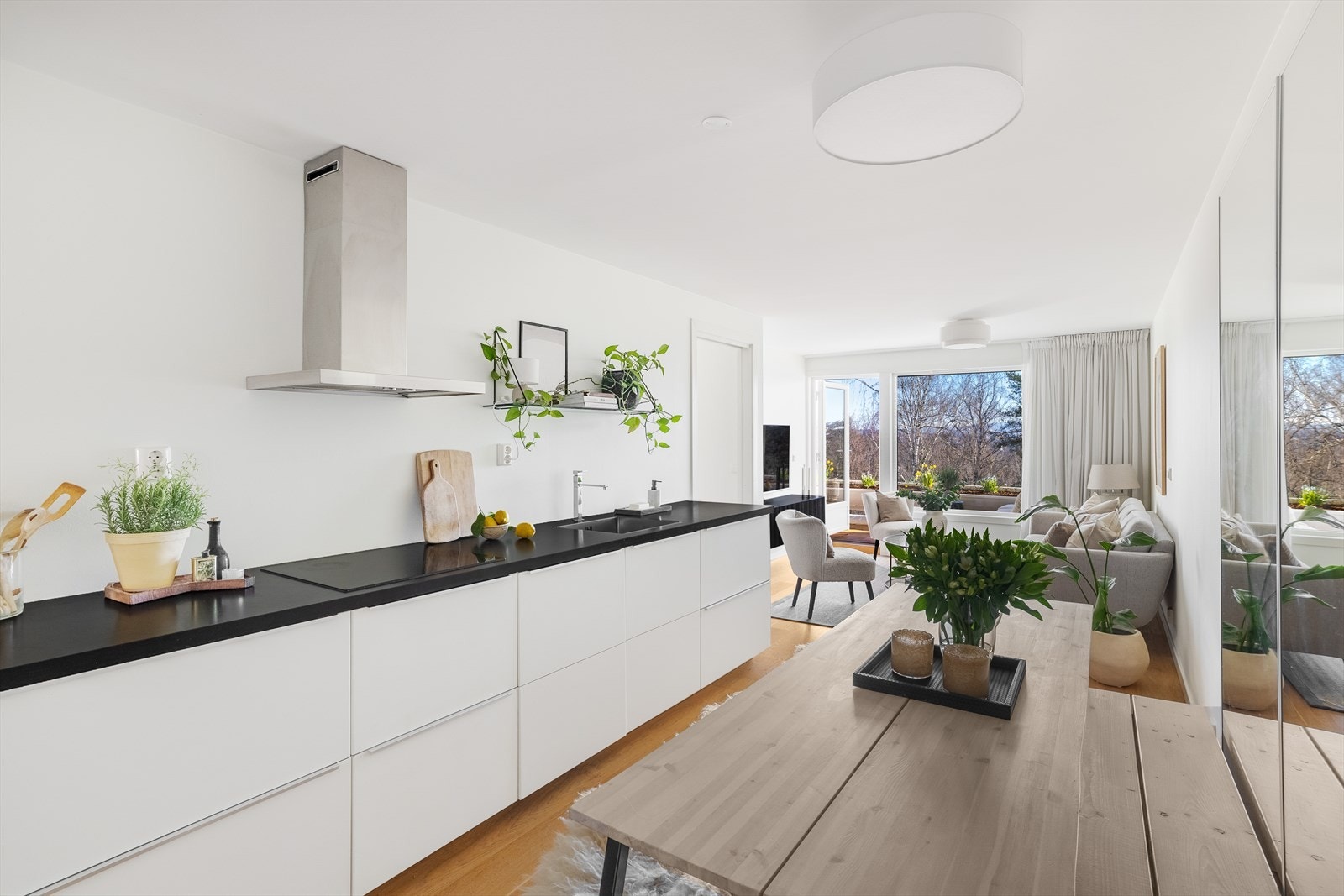 Leiligheten ble pusset opp i 2014 og overflater malt/kjøkken oppgradert i 2021 Galleribilde