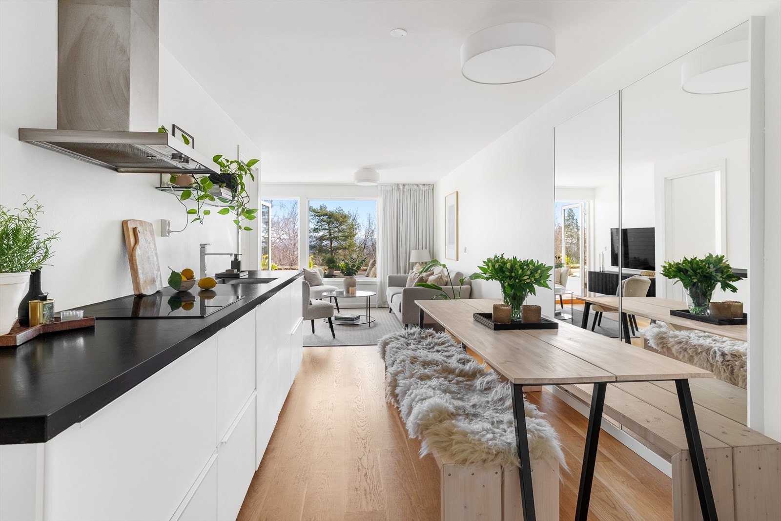 Leiligheten har 1-stavs parkettgulv og glatte, malte overflater Galleribilde