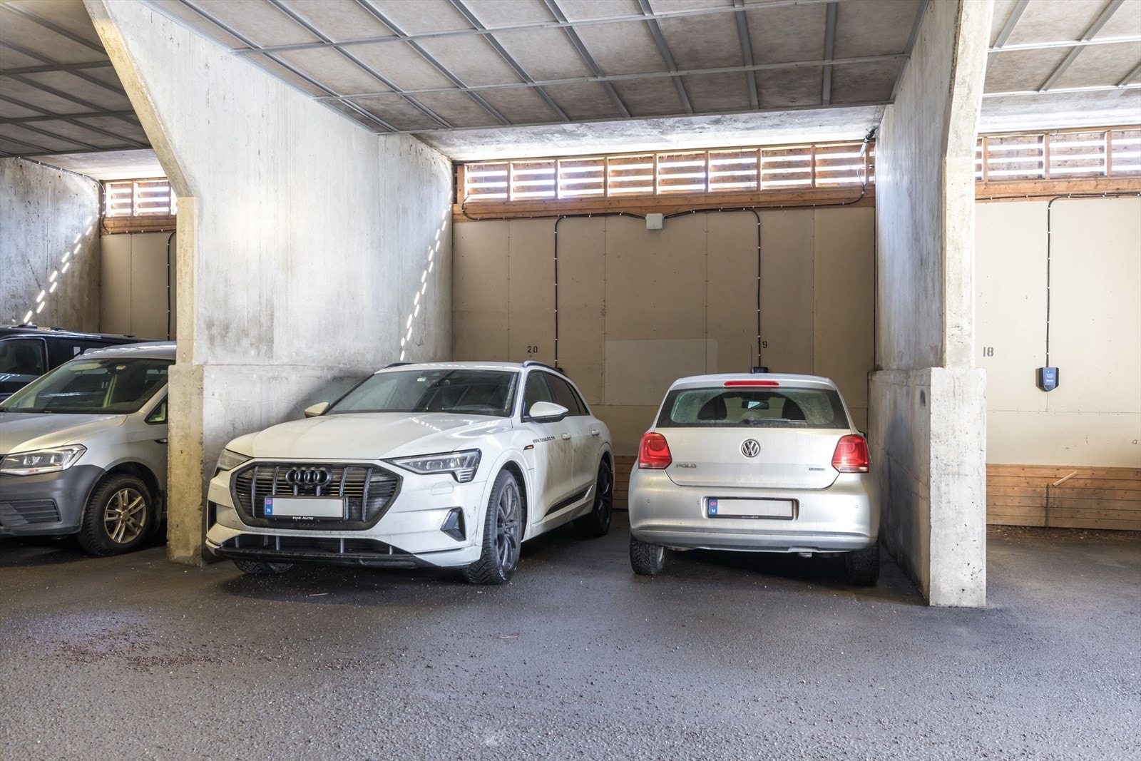 Garasjeplass (nr. 20), klargjort for elbil-lader Galleribilde