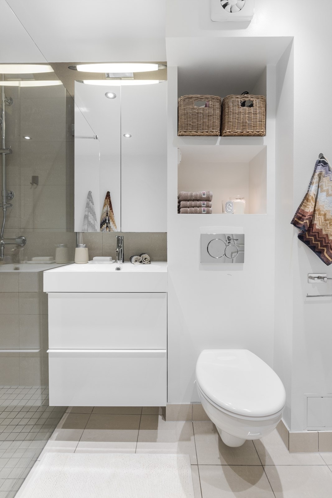 Badet har stor dusjsone med plass til badekar og opplegg for vaskemaskin Galleribilde