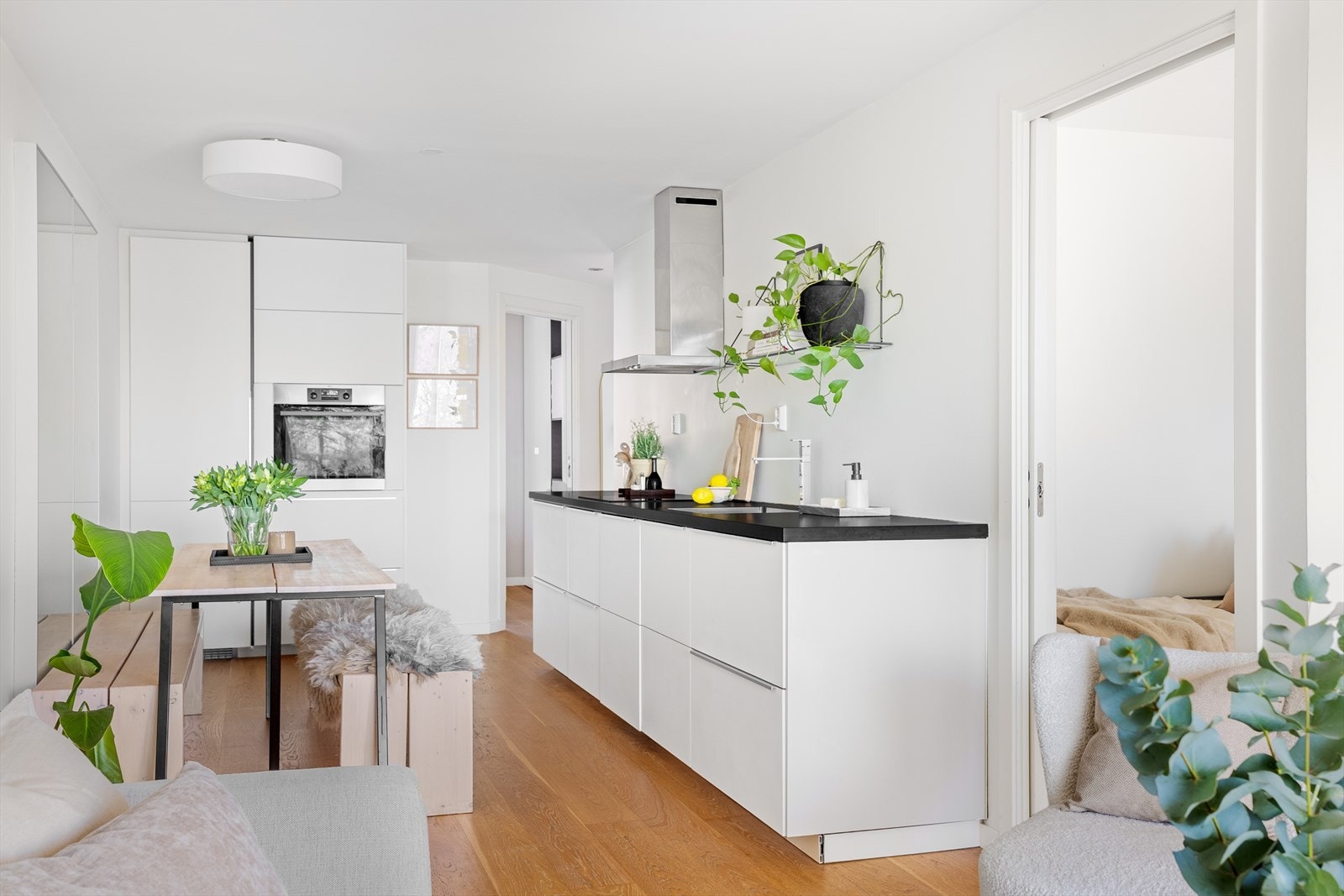 Tidløs kjøkkeninnredning med integrerte hvitevarer Galleribilde