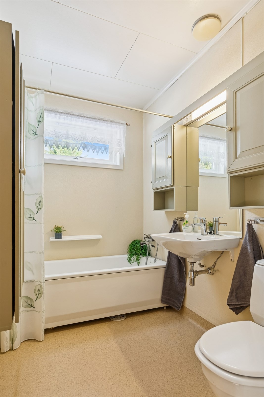 Badet er utstyrt med badekar, servant og toalett. Galleribilde