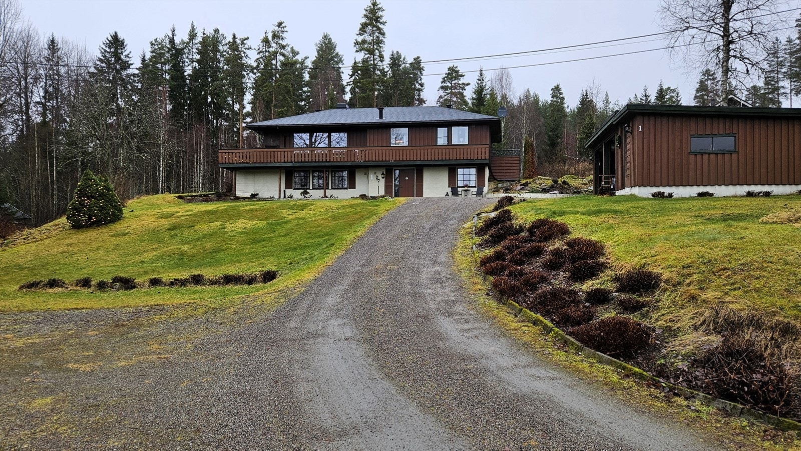 Eiendommen har en romslig gårdsplass og en carport med to biloppstillingsplasser. Selgers eget bilde. Galleribilde