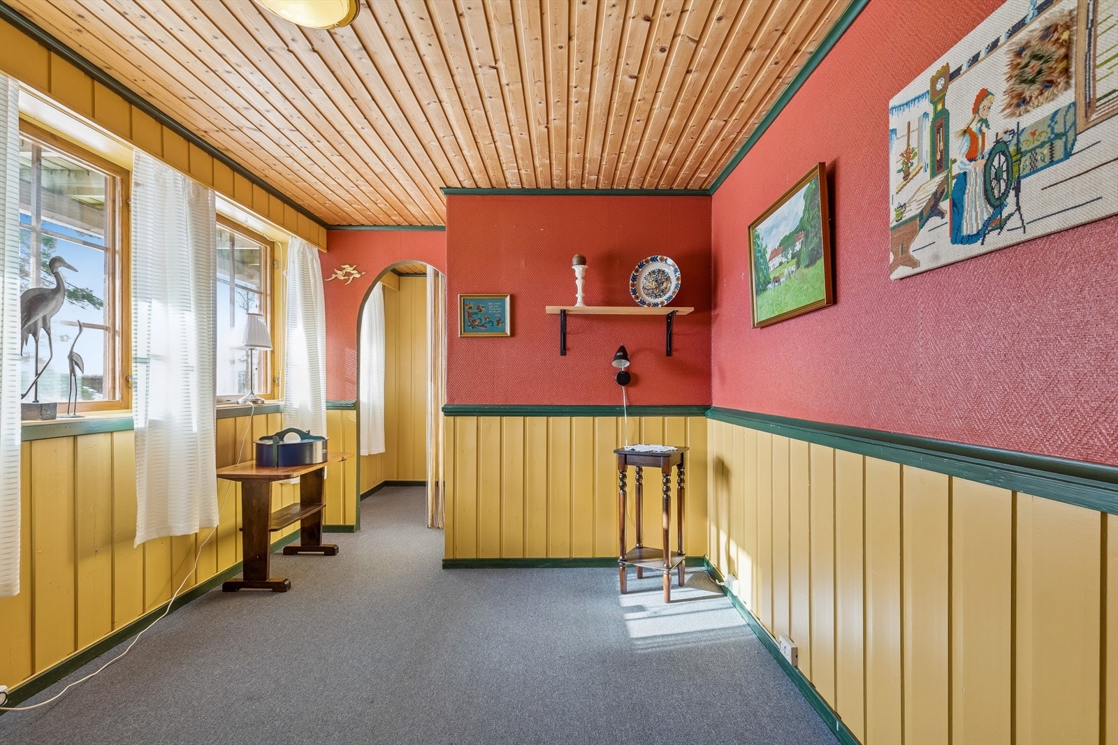 Sokkeletasjen byr på fleksible rom med panel på vegger og i himling. Galleribilde