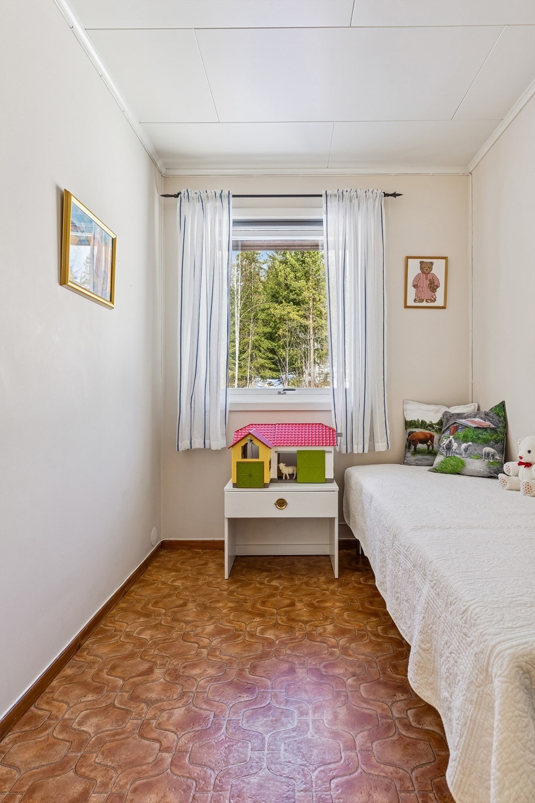 Det andre soverommet i etasjen egner seg godt som barnerom eller kontor. Galleribilde