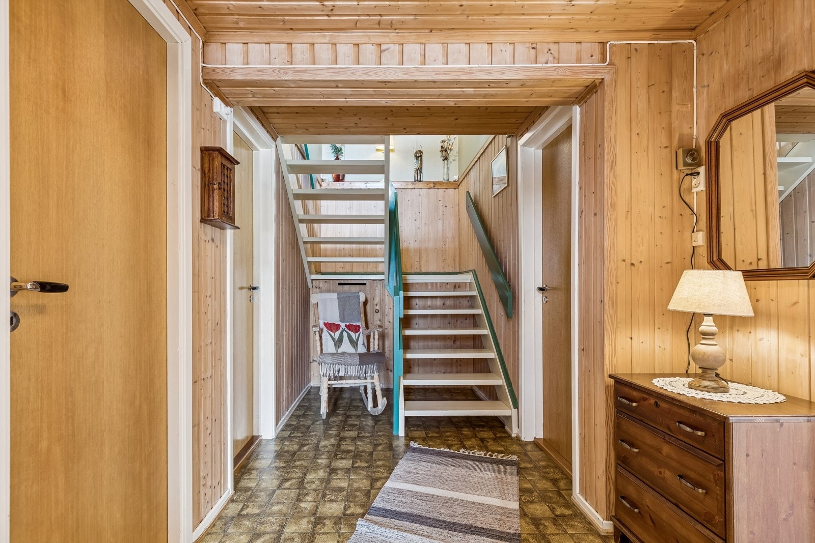 Fra entreen i sokkeletasjen leder en solid tretrapp opp til første etasje. Galleribilde