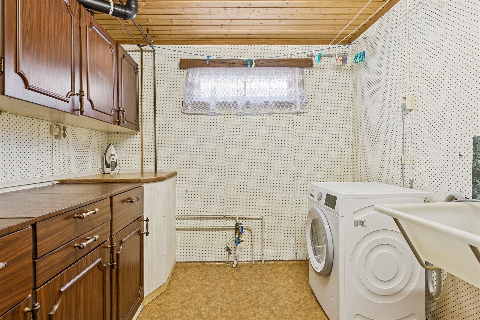 Vaskerommet har opplegg for vaskemaskin, benkeplass og varme i gulvet for økt komfort. Galleribilde