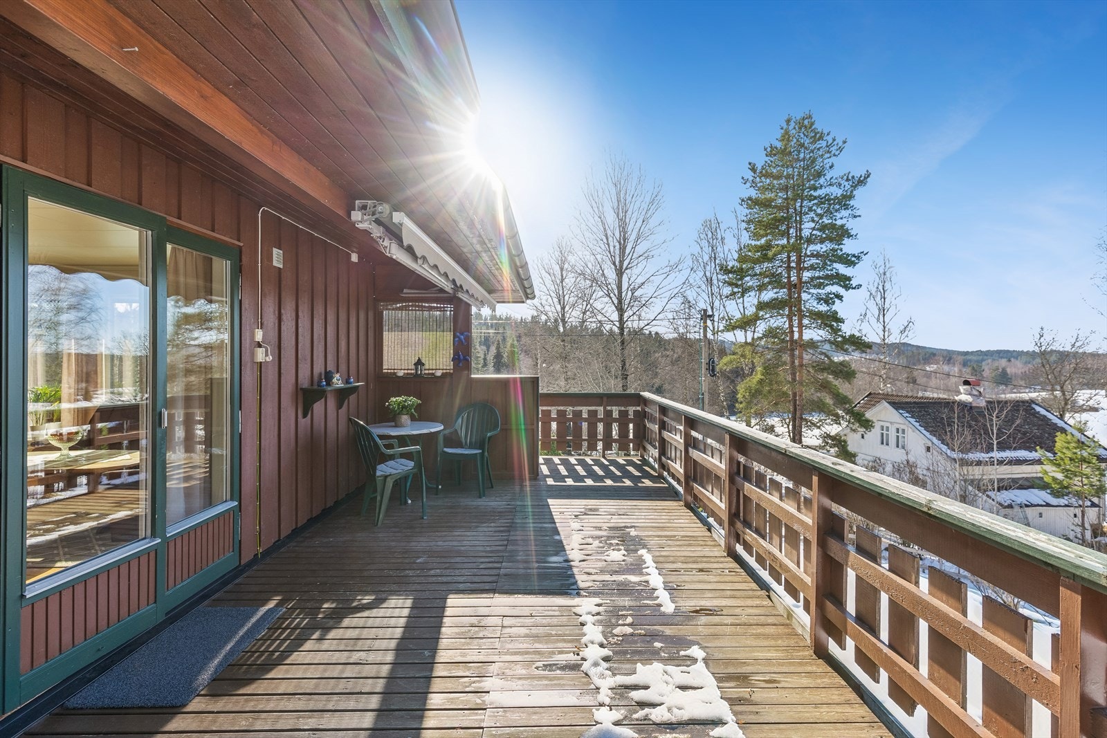 Den store verandaen strekker seg langs store deler av fasaden og er delvis overbygget. Galleribilde