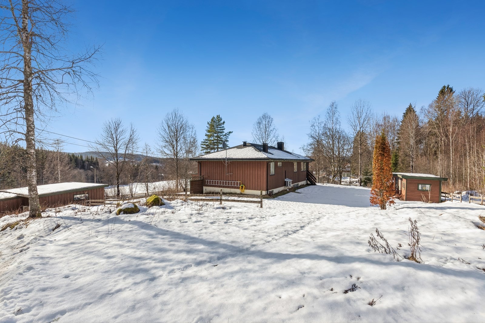 Eiendommen har en stor hage med rikelig plass for lek og utendørs aktiviteter. Galleribilde