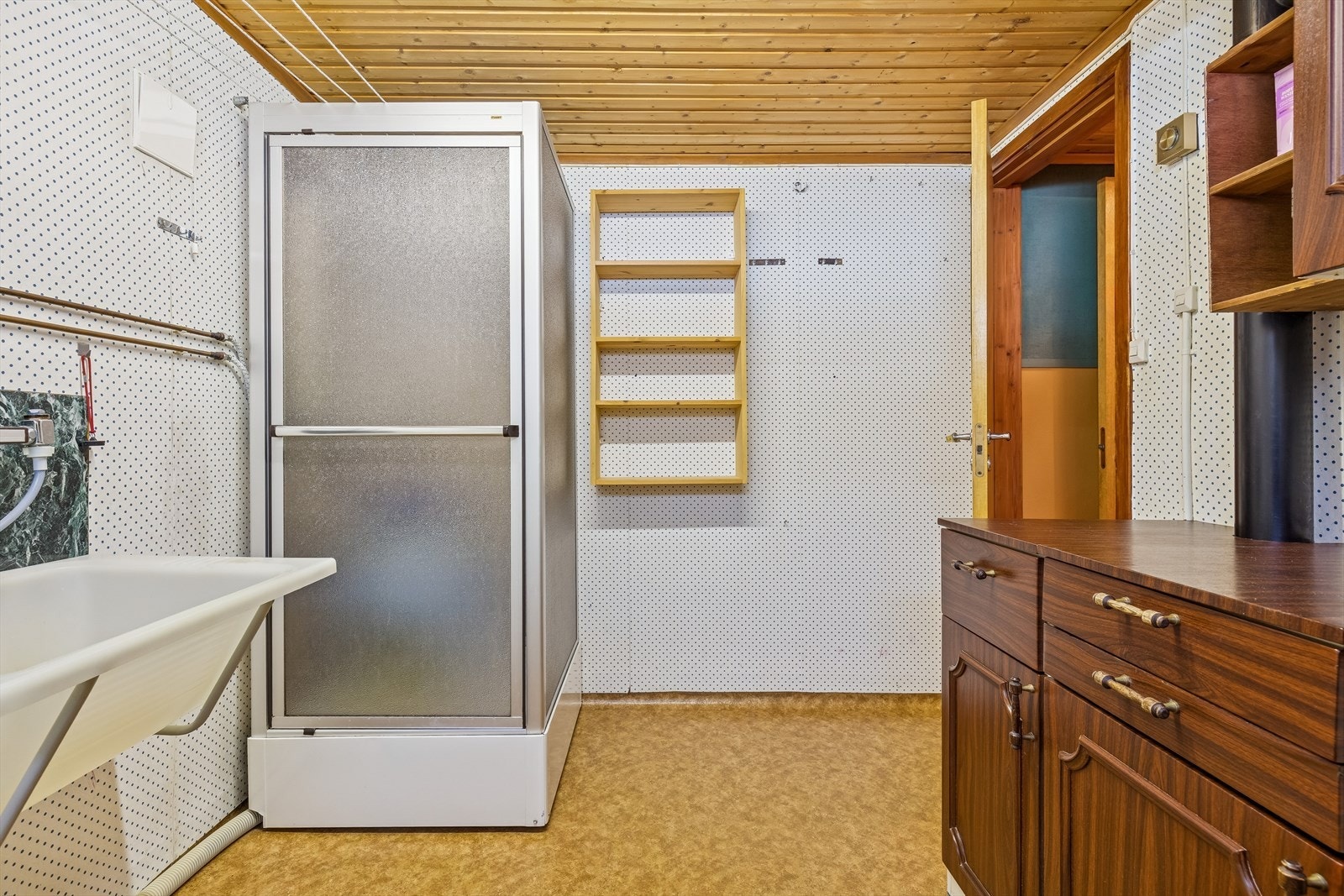 Praktisk vaskerom i sokkeletasjen, utstyrt med dusjkabinett og utslagsvask. Galleribilde