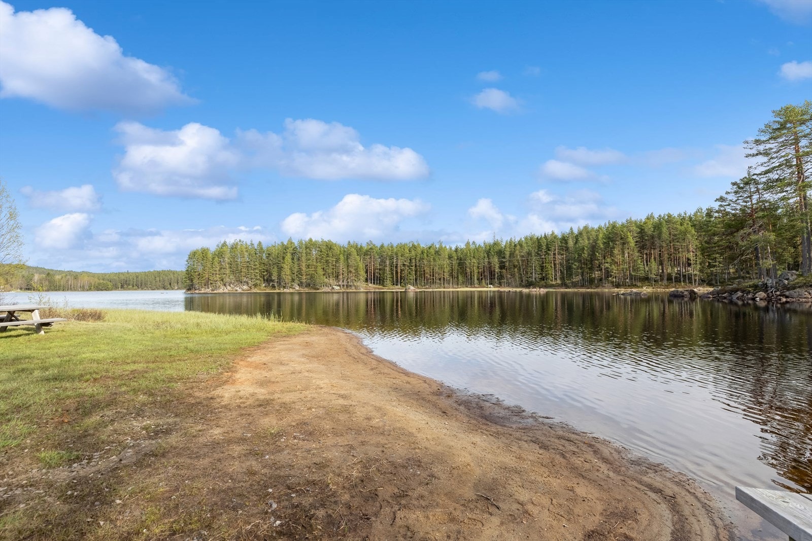 Fra boligen er det kun 300m til badeplassen ved Åfloen. Galleribilde