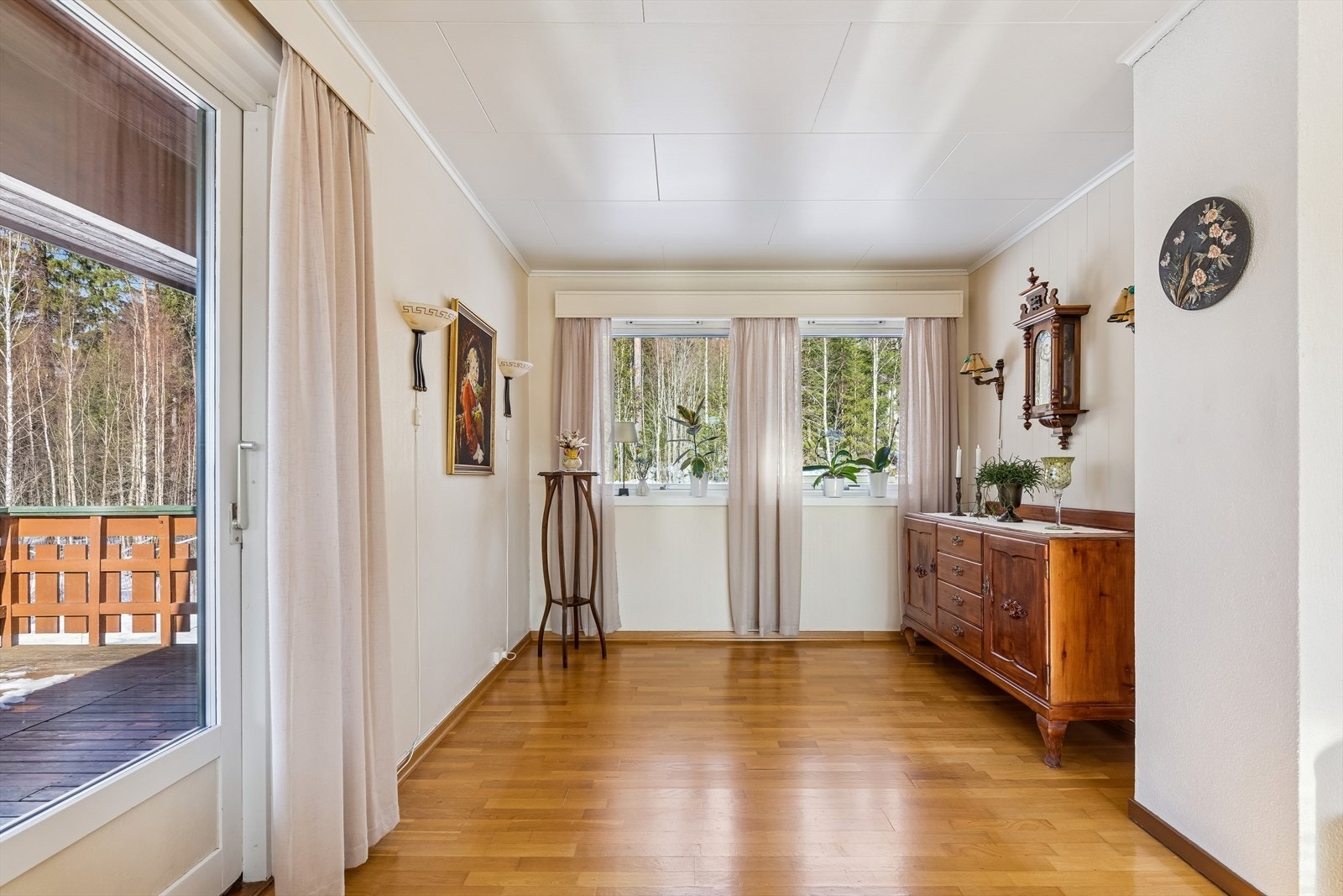 Fra spisestuedelen er det utgang til den store verandaen på til sammen 39 m². Galleribilde