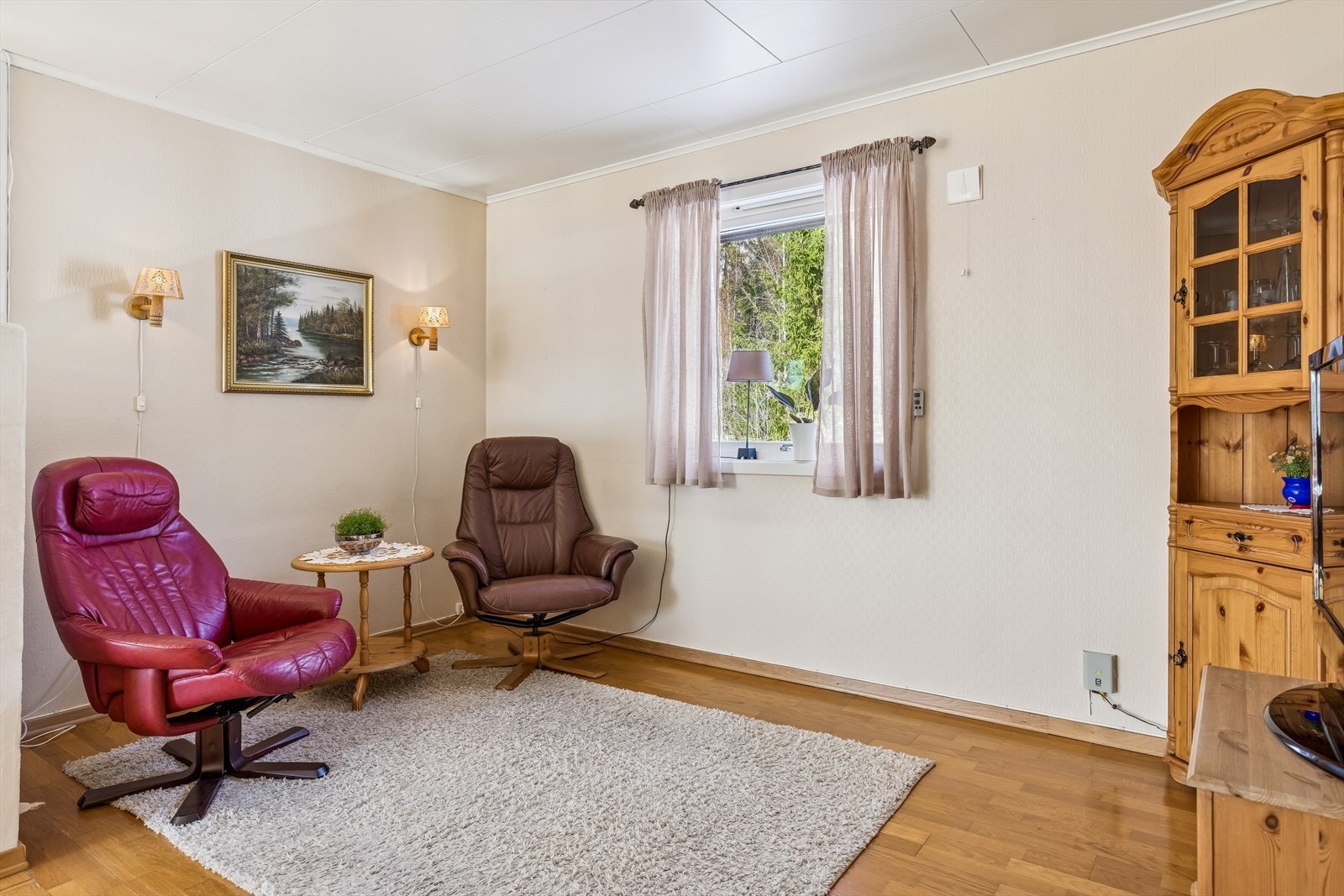 En del av stuen kan enkelt innredes som en egen TV-krok eller et lesehjørne. Galleribilde