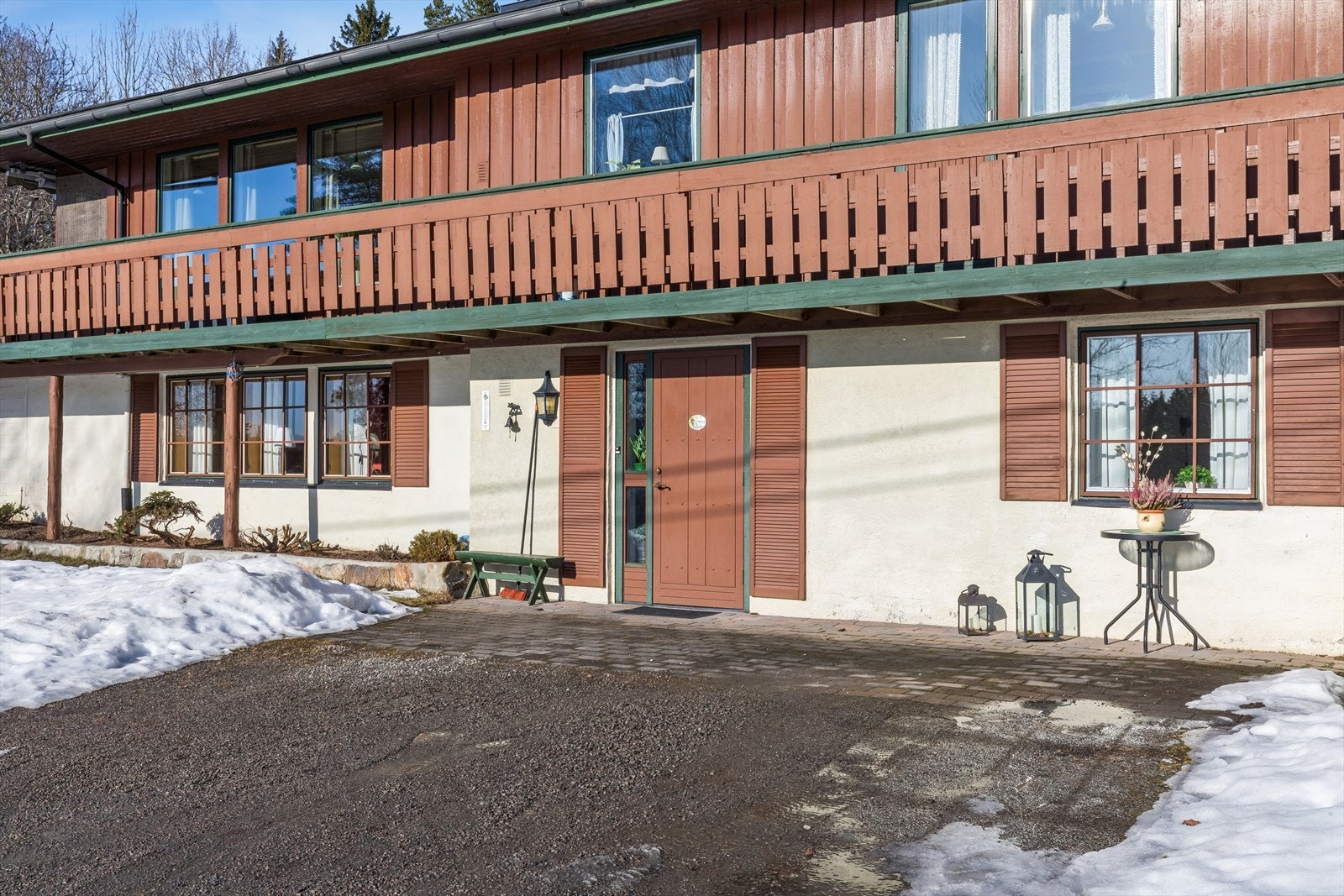 Inngangspartiet i sokkeletasjen har en entredør av tre med sidefelt i glass. Galleribilde