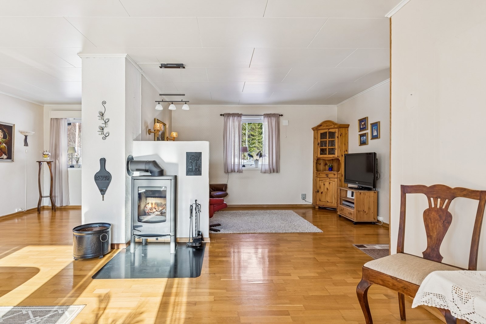 En moderne vedovn i stuen gir god varme og en behagelig atmosfære. Galleribilde