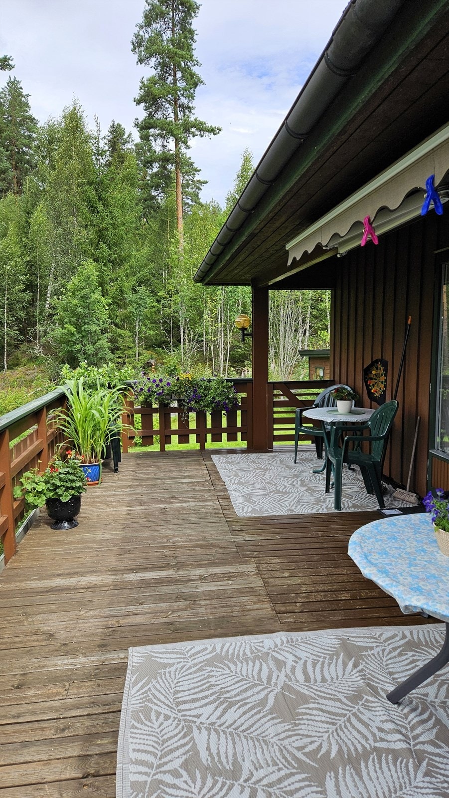 Uteplassen er et fint sted for å nyte rolige dager utendørs. Selgers eget bilde. Galleribilde