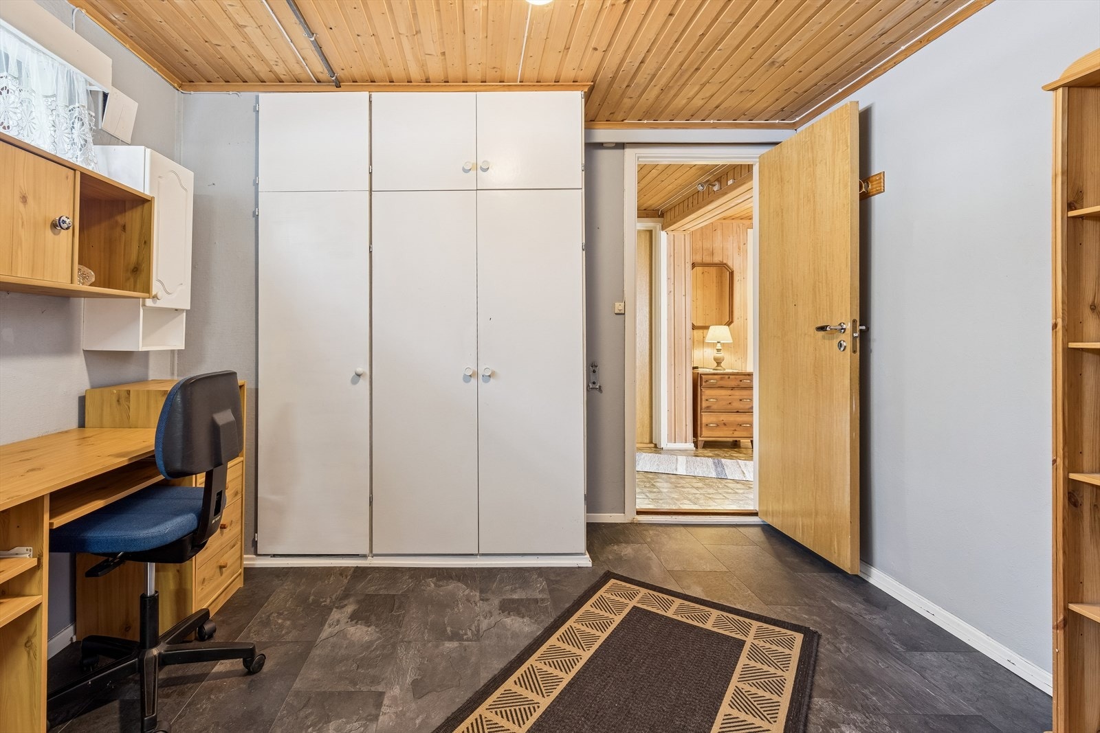 Et annet rom i sokkeletasjen er utstyrt med garderobeskap og egner seg for kontor eller hobbyrom. Rommet er ikke godkjent til varig opphold. Galleribilde