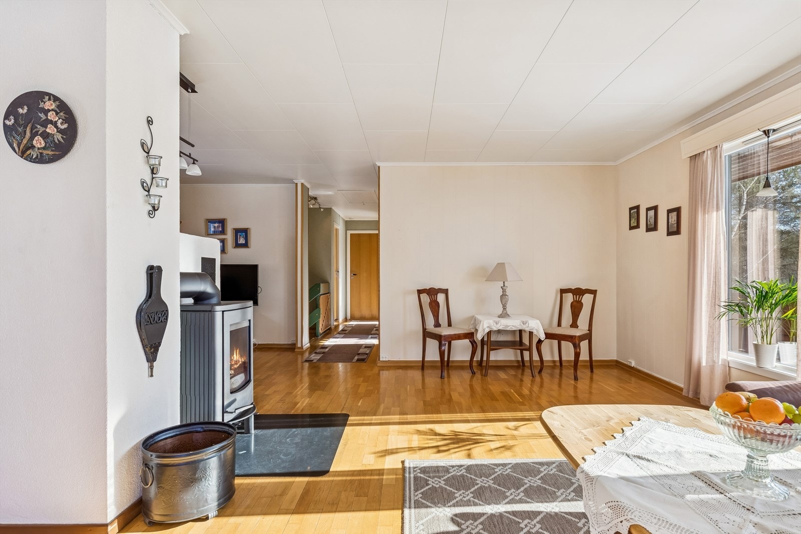 Stuen har en åpen og luftig følelse med god plass til både sitte- og spisegruppe. Galleribilde