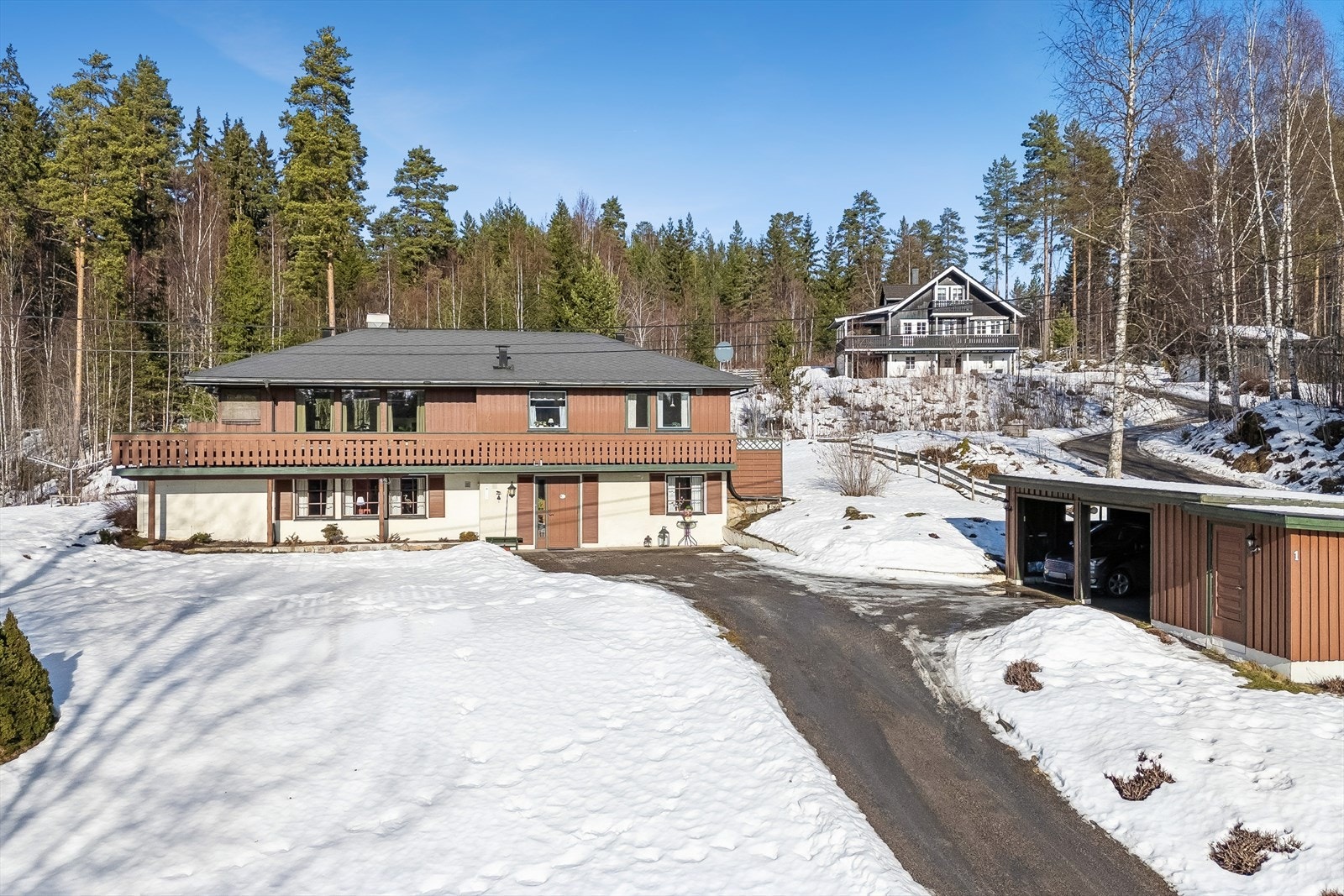 Enebolig fra 1980 over to plan, beliggende i et landlig og skogkledd terreng. Galleribilde