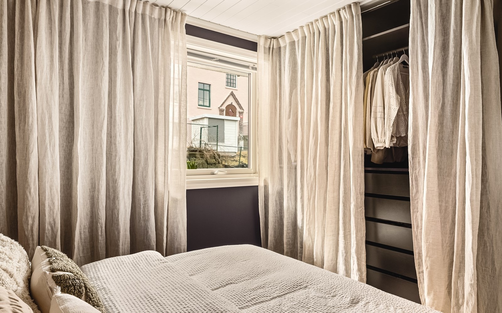 Det er god plass til dobbeltseng, nattbord og garderobeløsning. Galleribilde