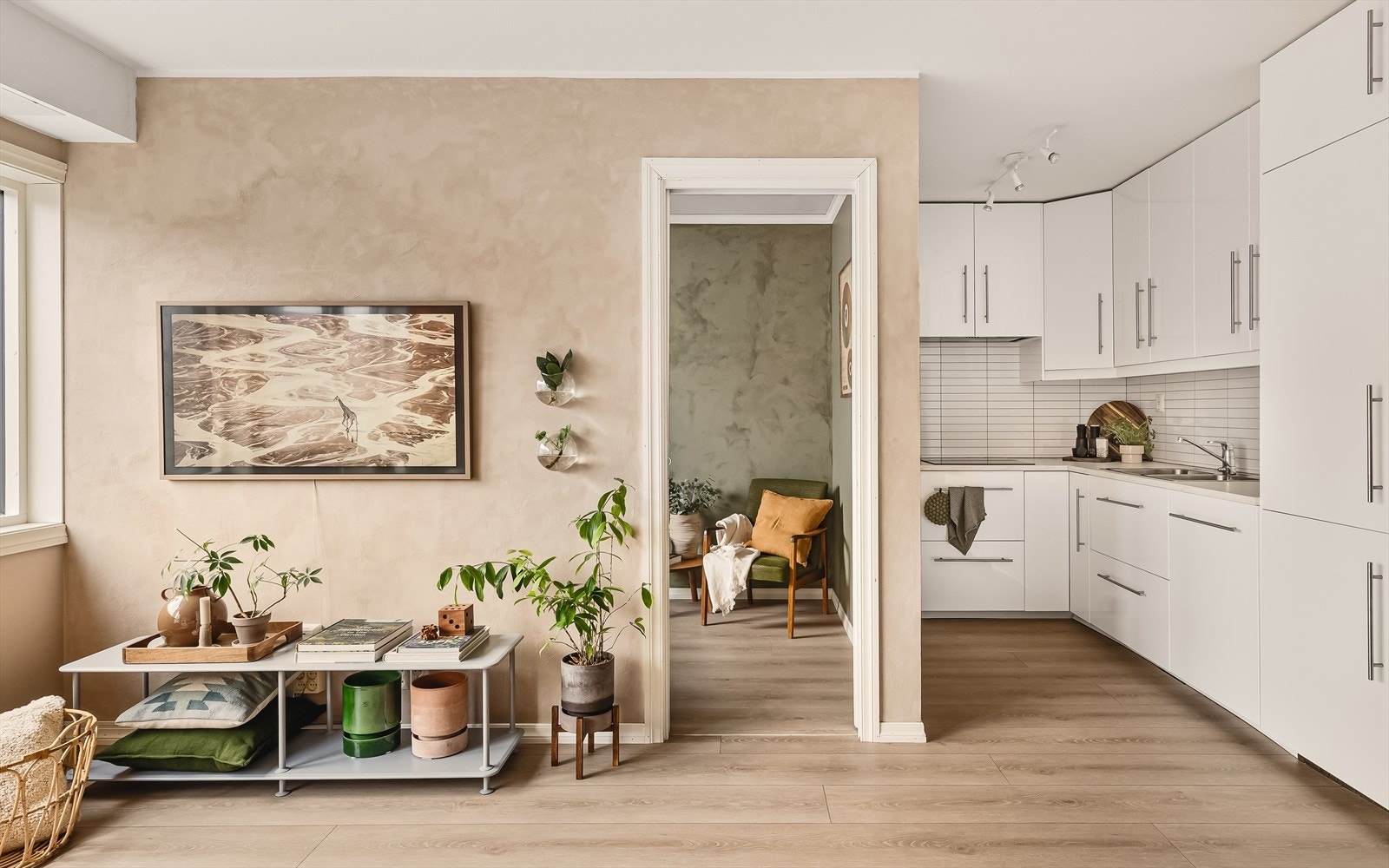 Fra stuen er det videre tilkomst til leilighetens andre soverom. Galleribilde