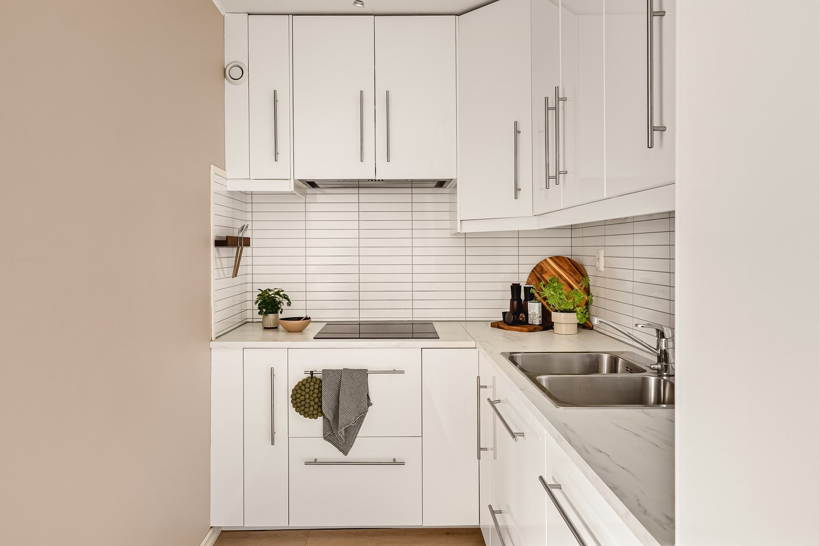 Kjøkkenet har integrert kjøl/fryseskap, oppvaskmaskin, platetopp, micro, stekeovn og vannstoppsystem. Det er også kjøkkenventilator med kullfilter og avtrekk. Galleribilde