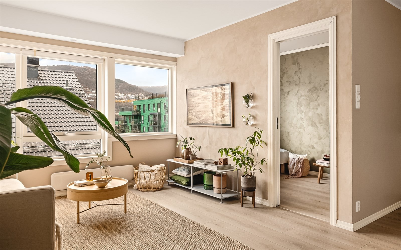 De store vindusflatene sikrer godt med naturlig lysinnslipp. Galleribilde