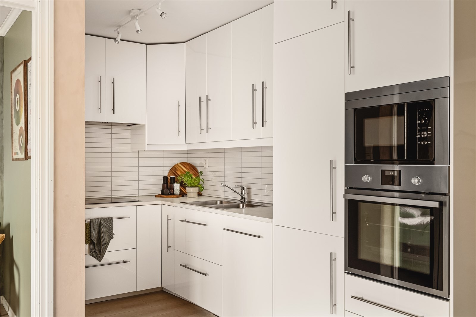 Kjøkkenet ble pusset opp i 2016 og er innredet med glatte fronter, samt benkeplate av laminat. Galleribilde