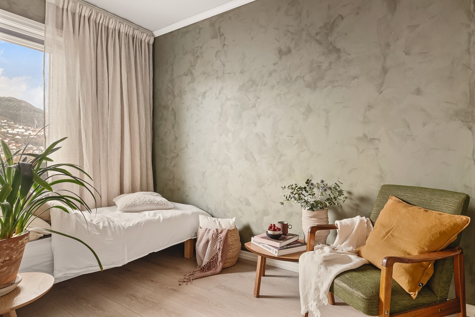 Du kan fint innrede med seng, nattbord og garderobeløsning. Galleribilde