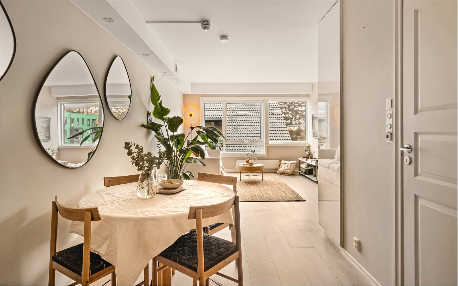 Til høyre for entreen finner du hovedsoverommet. Galleribilde