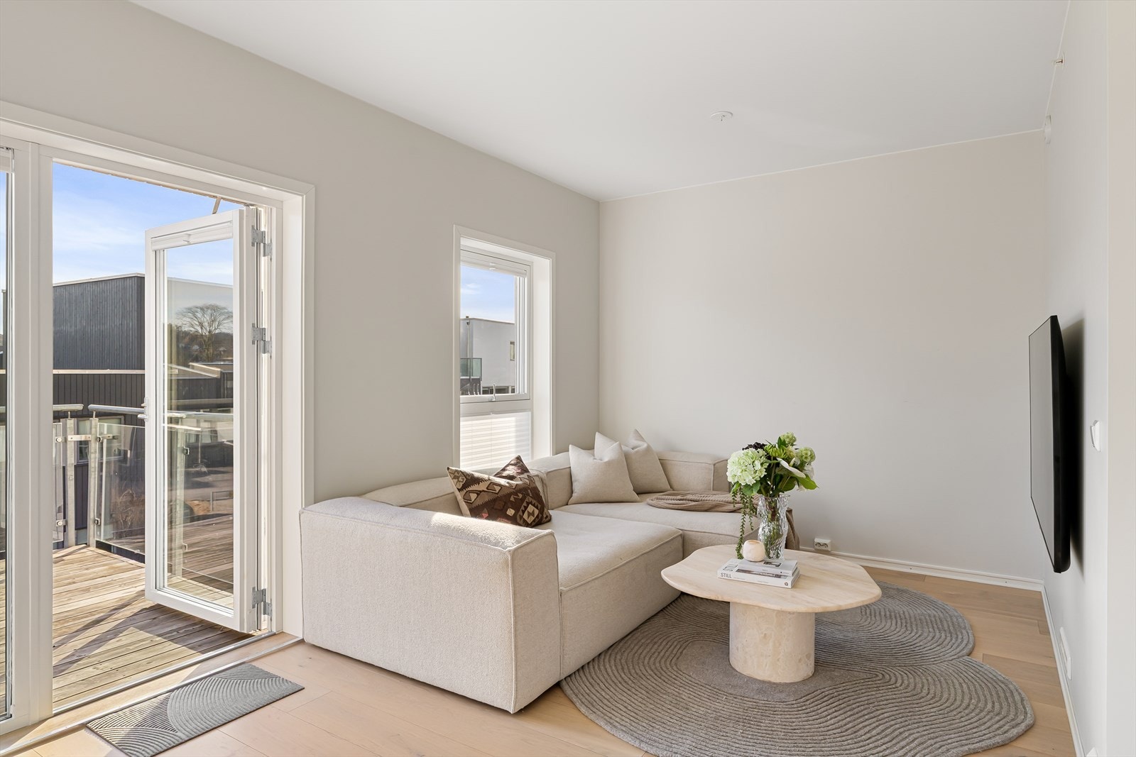 Leilighetens stue fremstår som lys og trivelig med gode vindusflater som slipper inn mye naturlig lys som er med på å skape en god romfølelse og atmosfære. Galleribilde