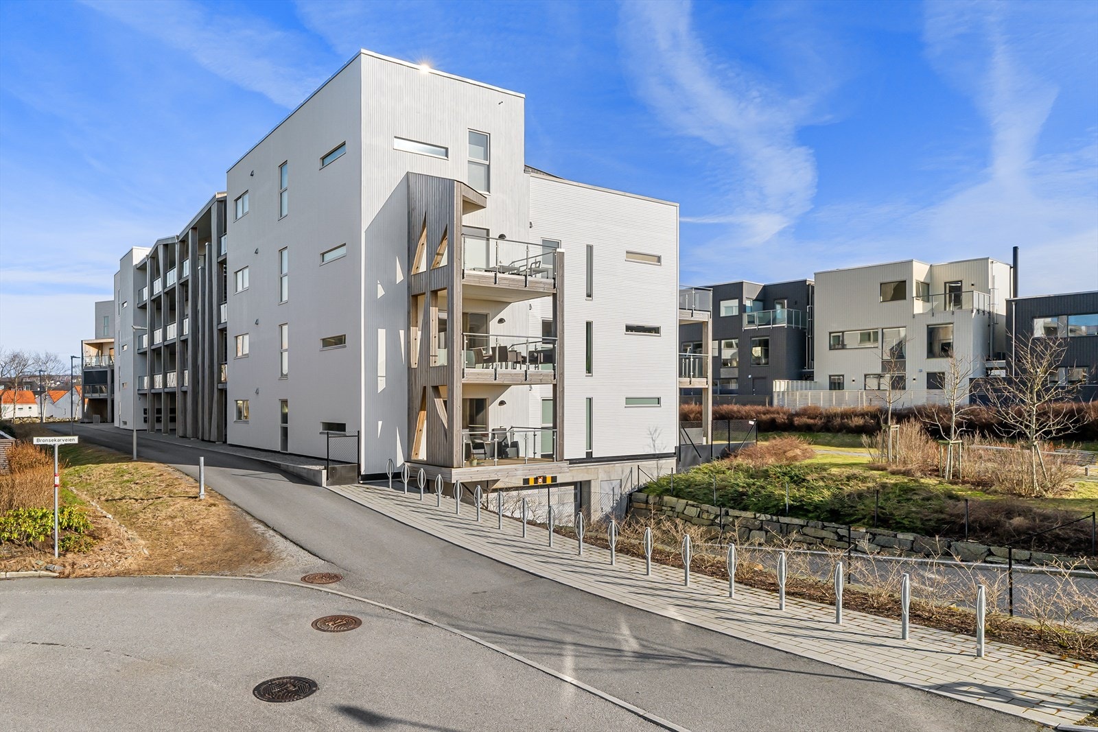 Fast parkering i lukket garasjeanlegg med elbil lader installert. Galleribilde