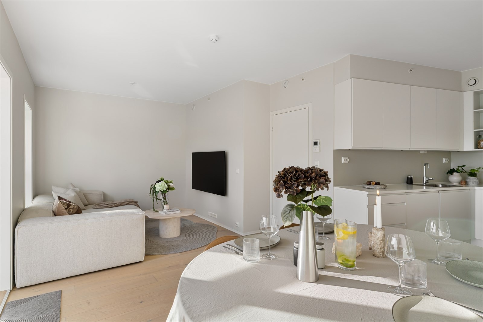 Stue hvor man har rikelig med plass til både spisebord og sofagruppe, en perfekt plass til å nyte gode stunder med familie og venner. Galleribilde