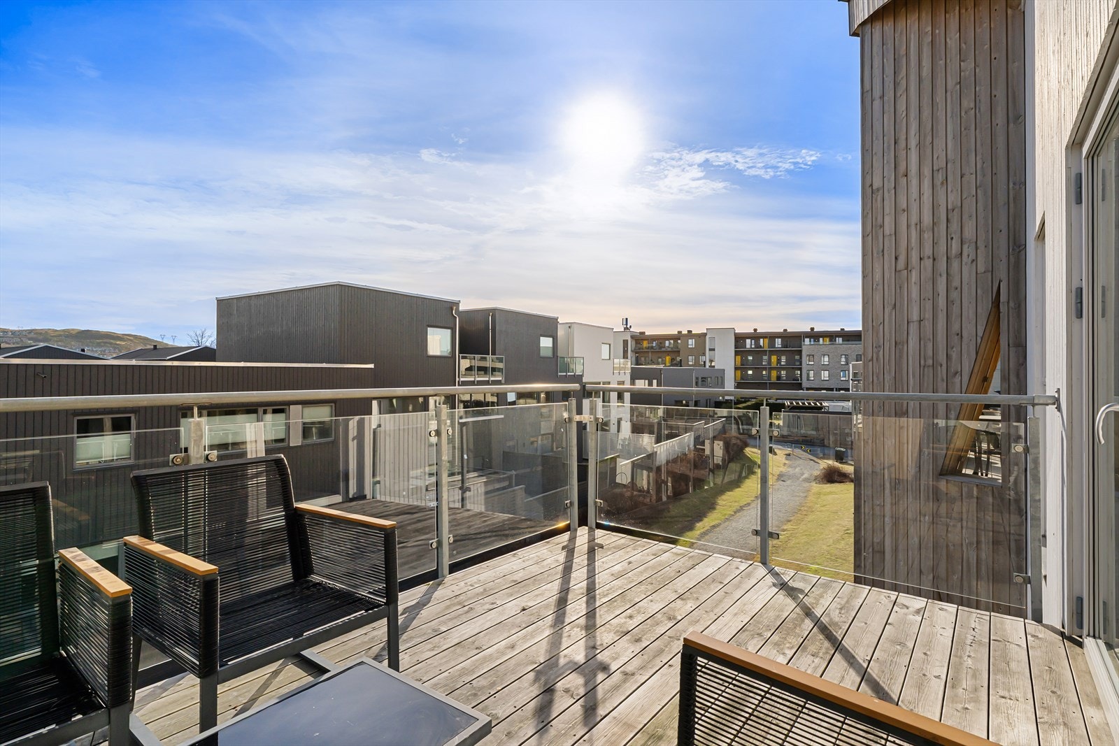 Fra stuen har man også utgang til leilighetens balkong som kan vise til både gode solforhold og en pen utsikt. Galleribilde