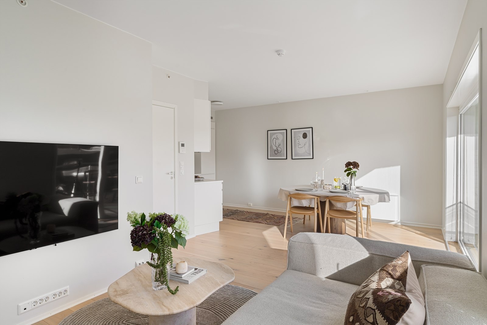 Stue hvor man har rikelig med plass til både spisebord og sofagruppe, en perfekt plass til å nyte gode stunder med familie og venner. Galleribilde