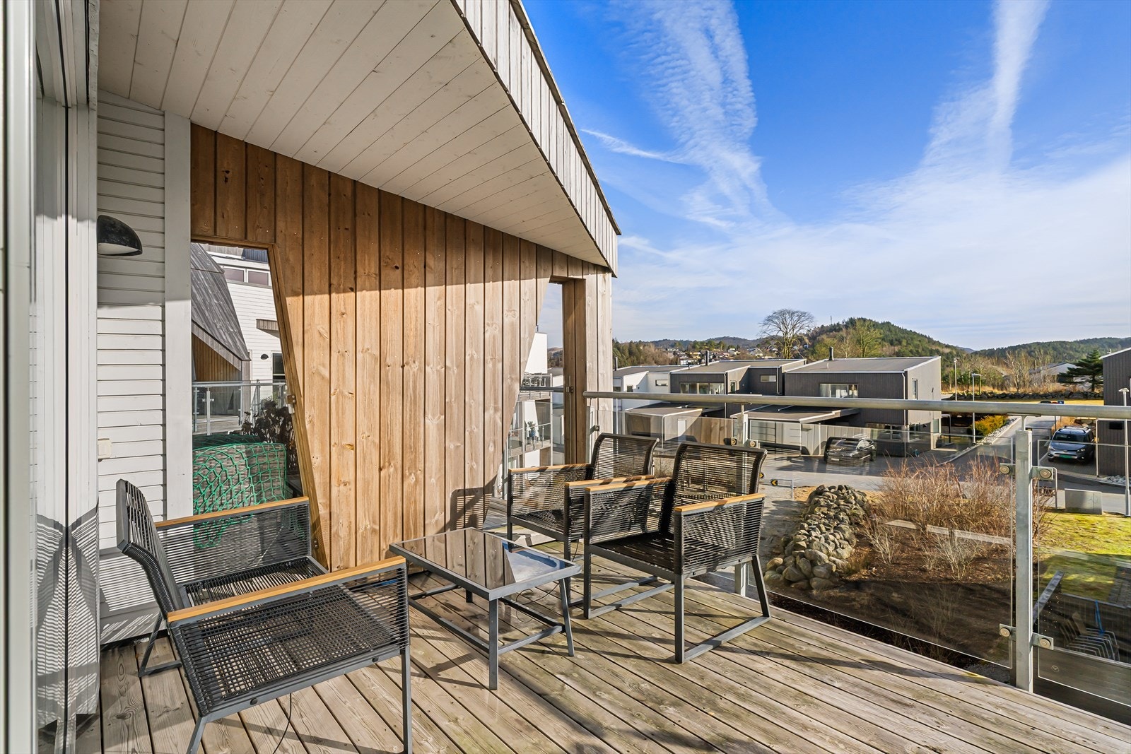 Fra stuen har man også utgang til leilighetens balkong som kan vise til både gode solforhold og en pen utsikt. Galleribilde