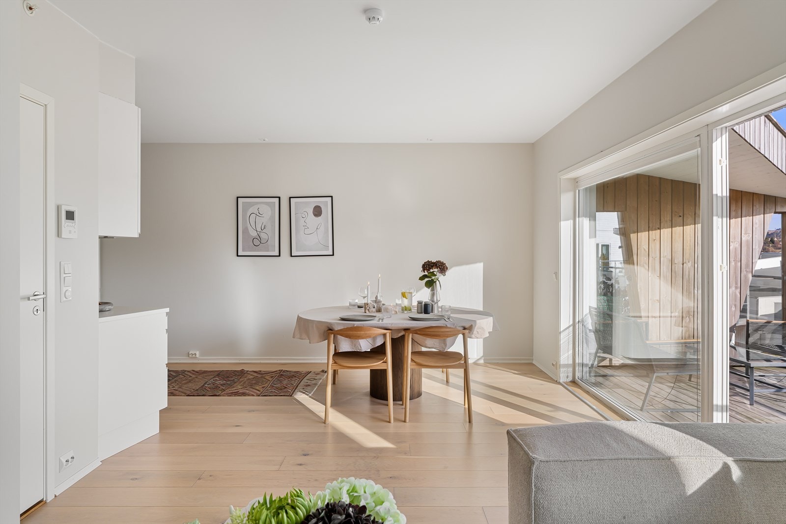 Leilighetens stue fremstår som lys og trivelig med gode vindusflater som slipper inn mye naturlig lys som er med på å skape en god romfølelse og atmosfære. Galleribilde