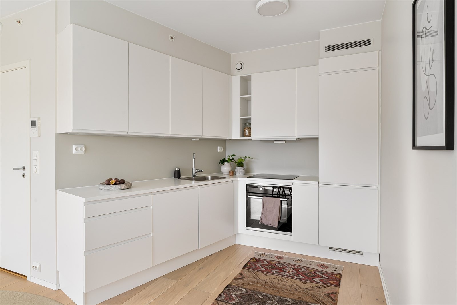 Her har man rikelig med skapplass til det meste en skulle ha behov for av både kopper og kar. Galleribilde