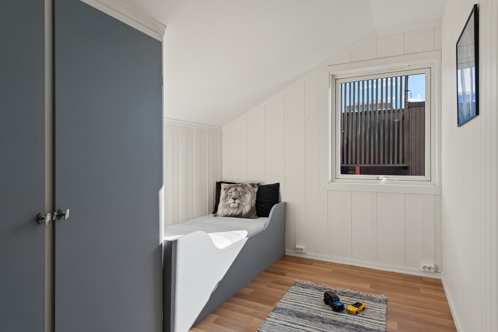 Også dette rommet har en arealeffektiv utforming under skråtaket. Soverom 4 beliggende i 2. etasje. Galleribilde