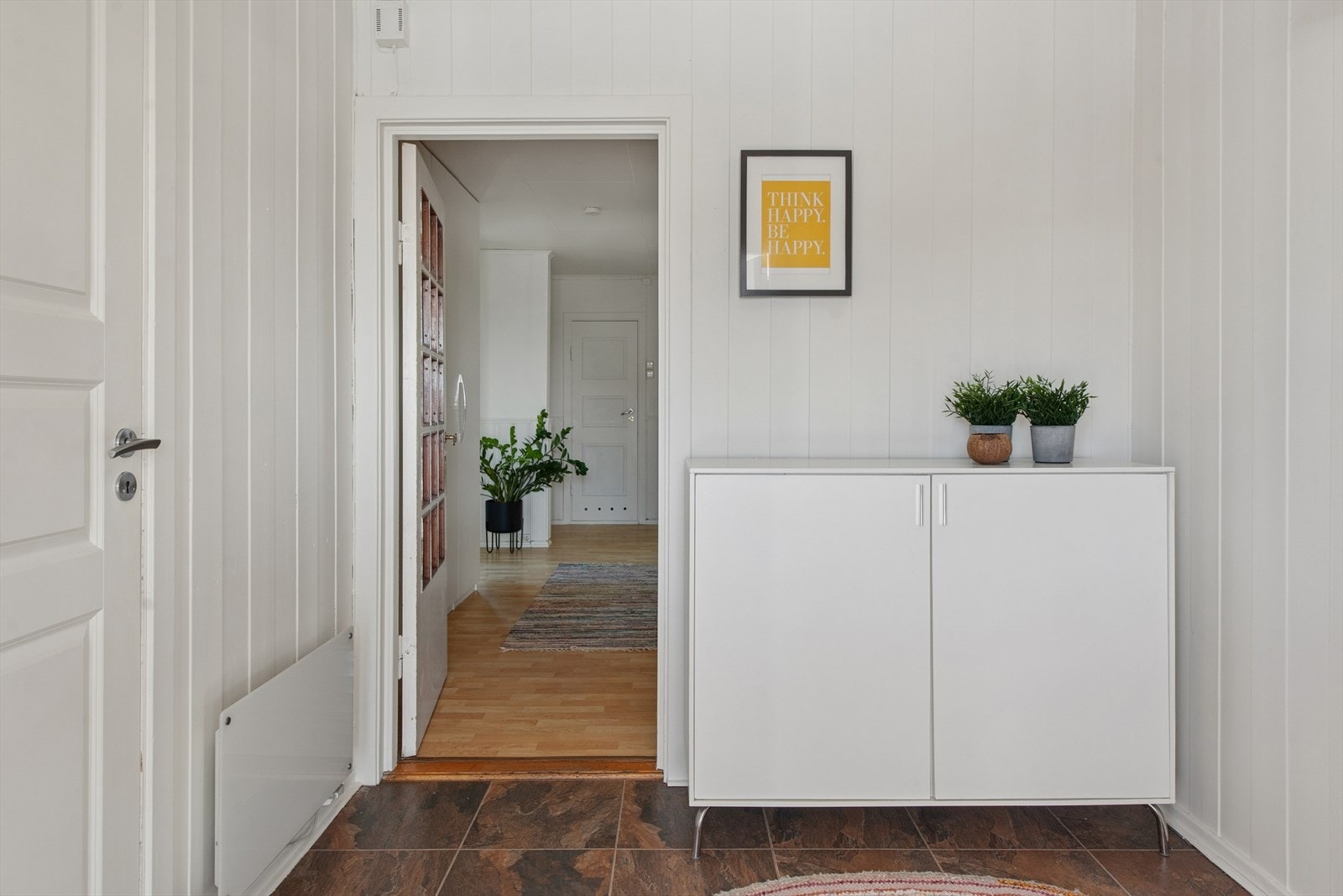 Velkommen inn i et lyst vindfang. Hoveddøren med glassfelt er fra 2012. Galleribilde